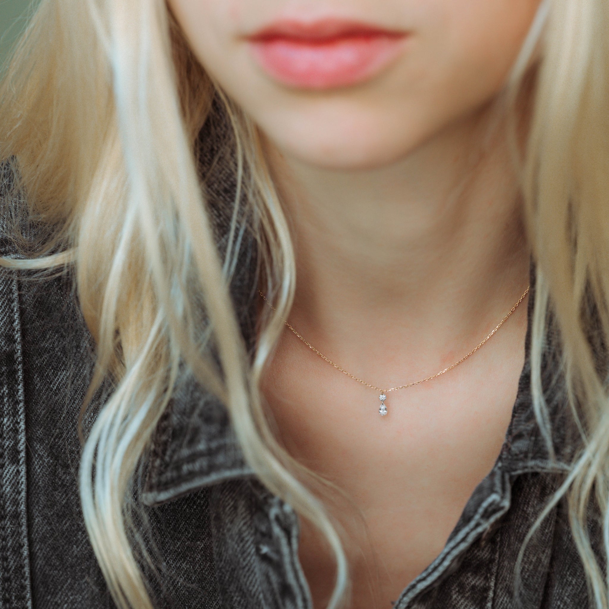 Collier Rétro Couleur Argent Avec Pendentif Poire Floral Et Cristaux - Modèle 375 - Occasion - Sans Marque